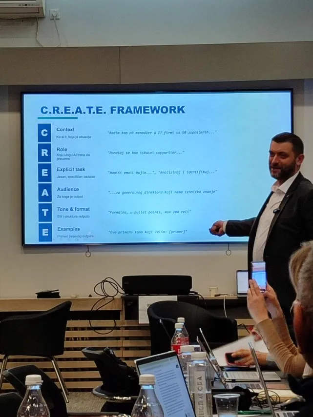 Aleksandar Mastilović predstavlja slajd C.R.E.A.T.E. okvira u Centru za digitalnu transformaciju